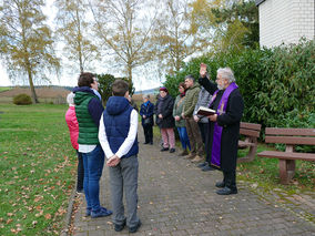 Segnung der Gräber auf dem Friedhof in Riede (Foto: Karl-Franz Thiede)